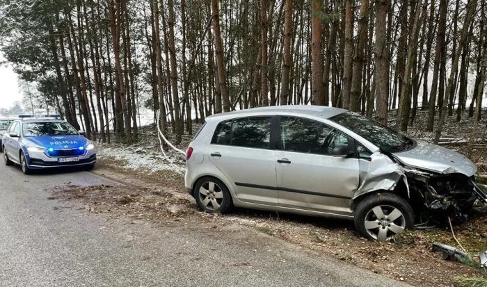 Kompletnie pijany wsiadł za kółko i rozbił się na drzewie. Miał niemal 4 promile we krwi - Zdjęcie główne