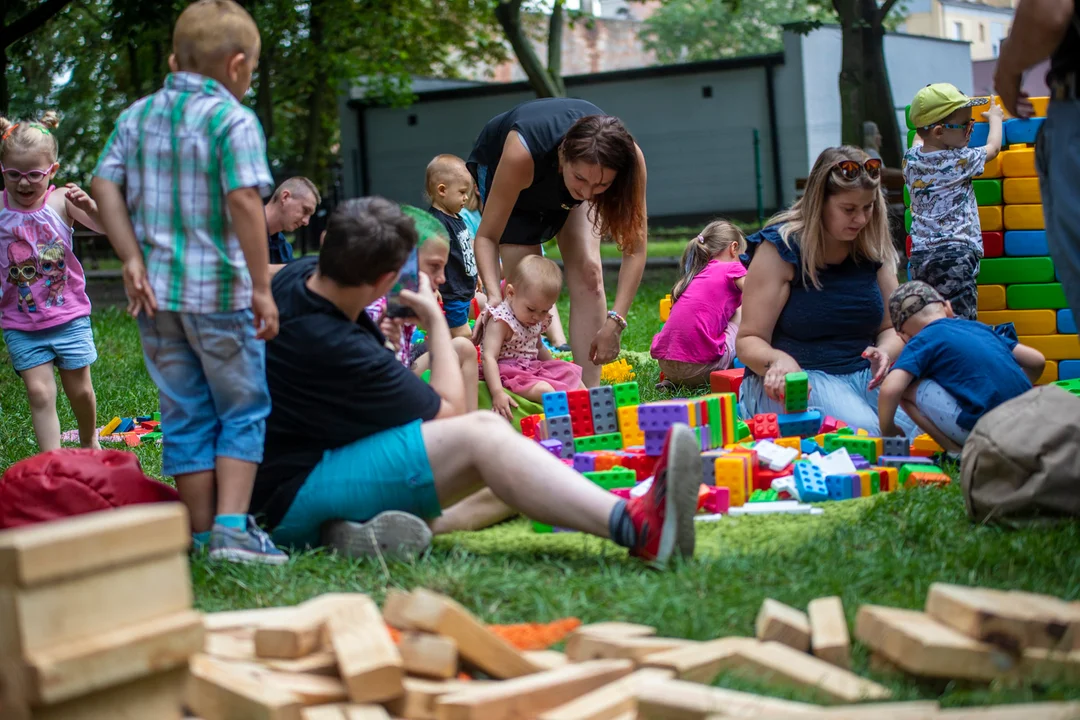 W parku Traugutta zrobiło się Tęczowo! Trwa zabawa dla całych rodzin [ZDJĘCIA] - Zdjęcie główne