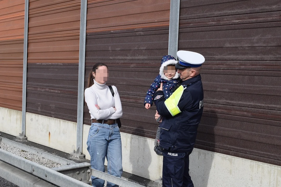 Awaria samochodu uchodźców na autostradzie. Pomogli policjanci i przypadkowy kierowca [ZDJĘCIA] - Zdjęcie główne