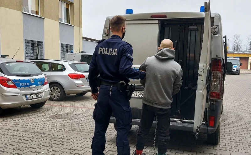 Pobili i okradli 17-latka, później grozili kobiecie nożem. Są już w rękach policji 