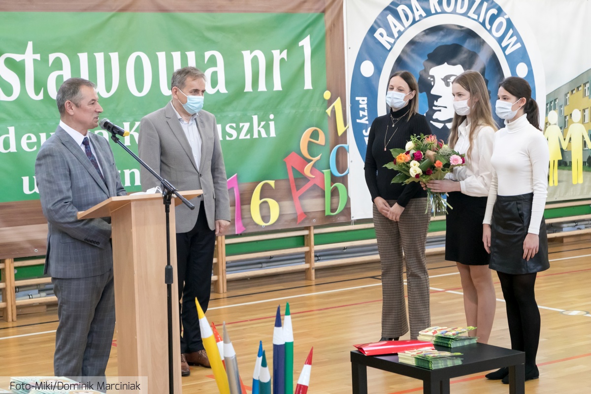 Wielkie święto w „Jedynce”. Pierwszaki złożyły ślubowanie