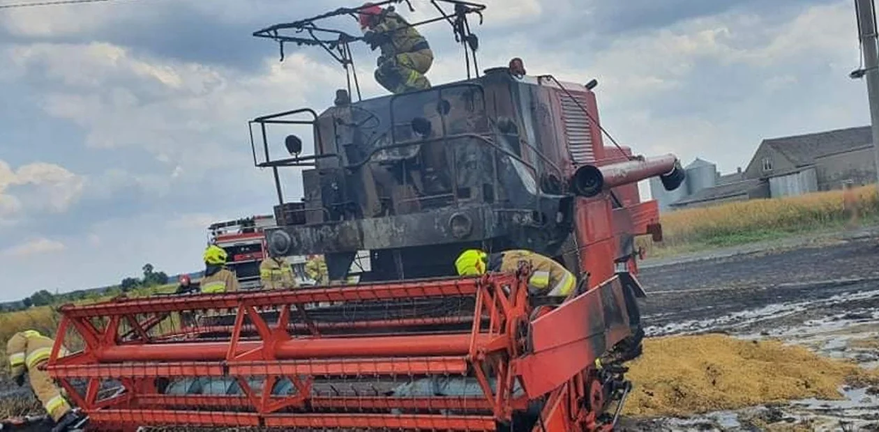 Kombajn stanął w płomieniach, interweniowali strażacy - Zdjęcie główne