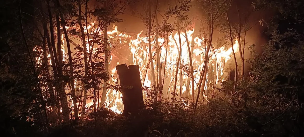 Budynek w płomieniach. Straż: "To prawdopodobnie podpalenie" [ZDJĘCIA] - Zdjęcie główne