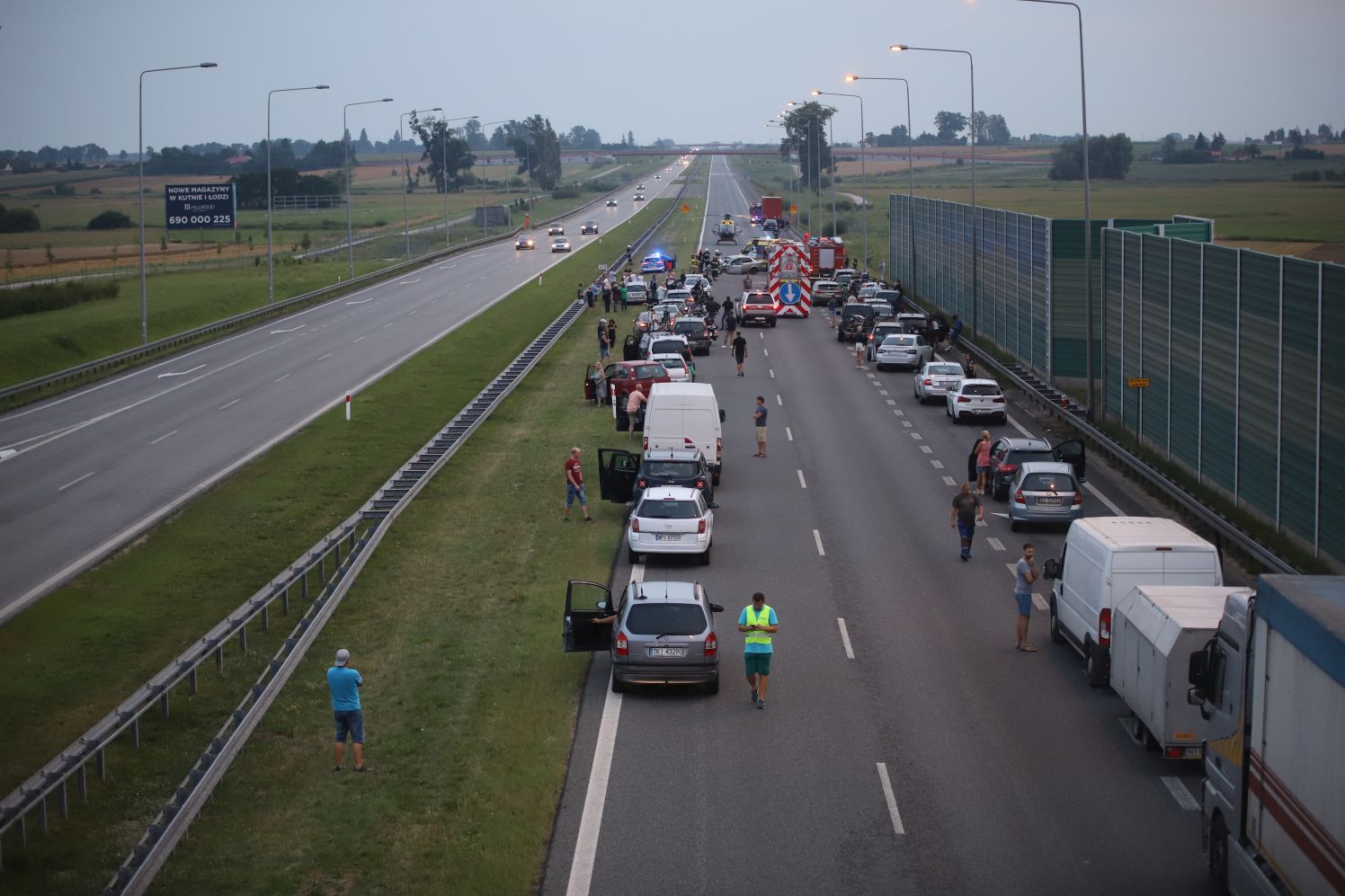 W wyniku wypadku na autostradzie pod Kutnem poszkodowane zostały trzy osoby, w tym małe dziecko