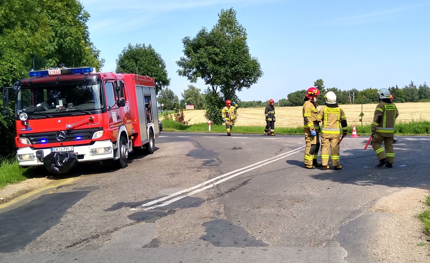 Pod Kutnem trwa akcja straży pożarnej, obecni są także policjanci