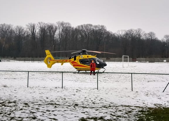 Śmigłowiec lądował na płycie stadionu w Krośniewicach