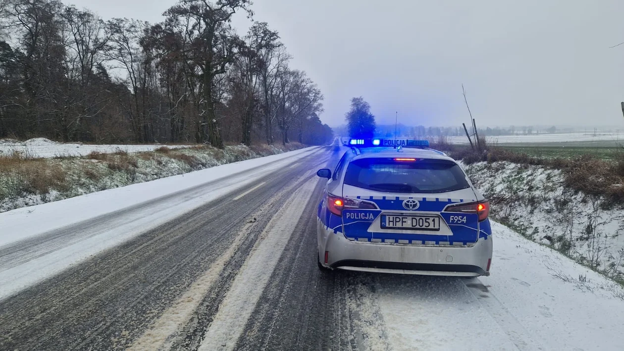 Pod Kutnem dwie kraksy niemal w tym samym miejscu. Trudne warunki na drogach - Zdjęcie główne