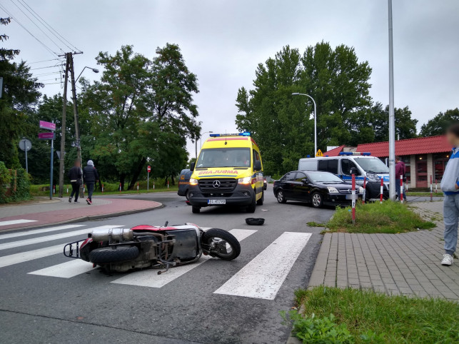 [FOTO] Kraksa z udziałem osobówki i skutera. Służby w akcji - Zdjęcie główne