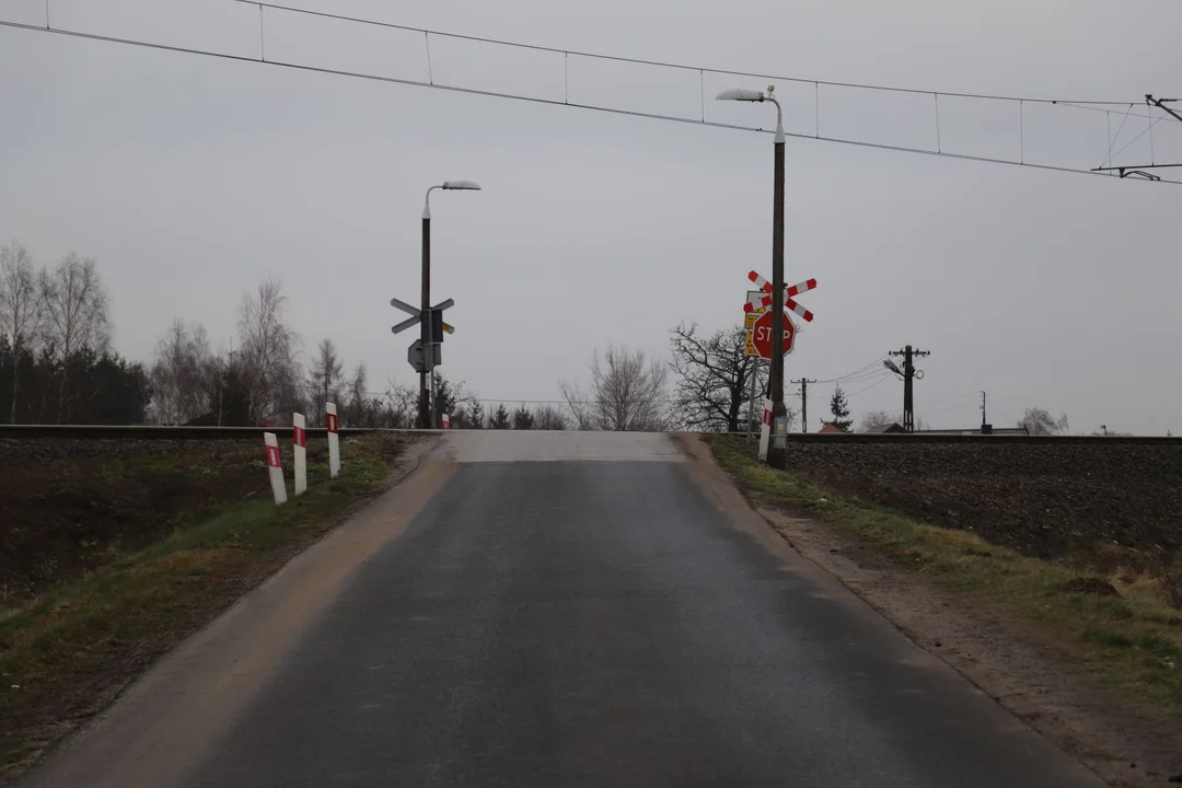 Po kolejnym poważnym wypadku na przejeździe kolejowym mieszkańcy podkutnowskich miejscowości żądają poprawy bezpieczeństwa