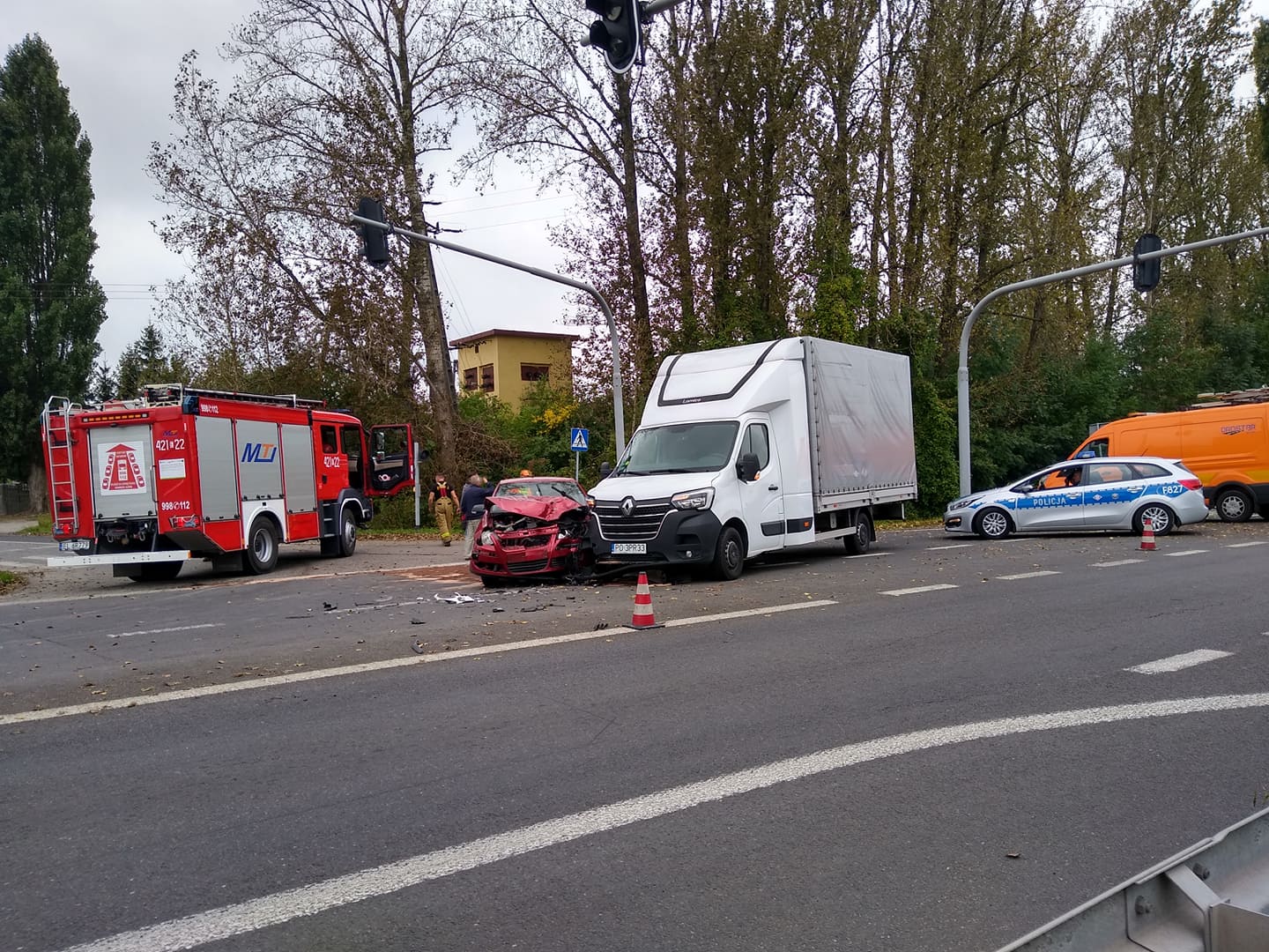 Niebezpiecznie pod Kutnem. Zderzyły się dwa auta, są osoby poszkodowane