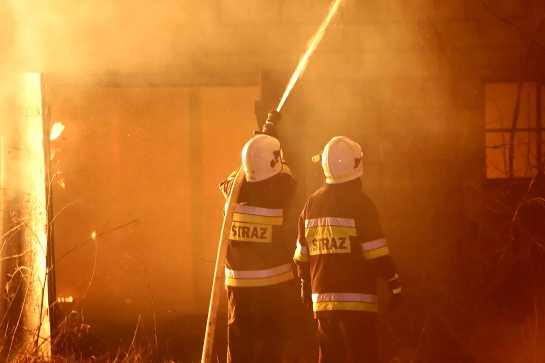 Pożar budynku wielorodzinnego. Część mieszkańców spędziło noc w szkole podstawowej - Zdjęcie główne