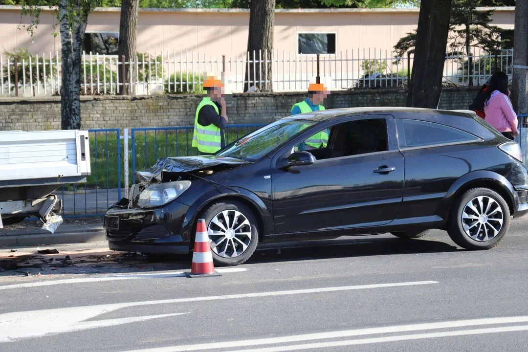 Znamy przyczyny dwóch zdarzeń drogowych do których doszło w Kutnie. Kierowcy jechali „na podwójnym gazie”