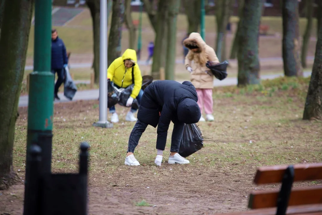 Uchodźcy z Ukrainy wspólnie wysprzątali Park Traugutta w Kutnie