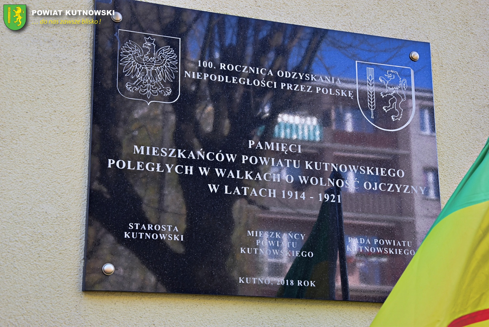 władze powiatu kutnowskiego złożyły kwiaty pod pamiątkową tablicą znajdującą się na budynku Starostwa Powiatowego w Kutnie