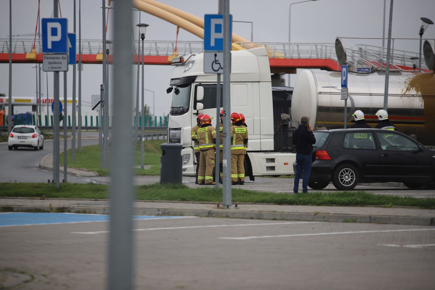 Na autostradzie A1 pod Kutnem doszło do wycieku z cysterny. Na MOP zadysponowano kilka zastępów straży