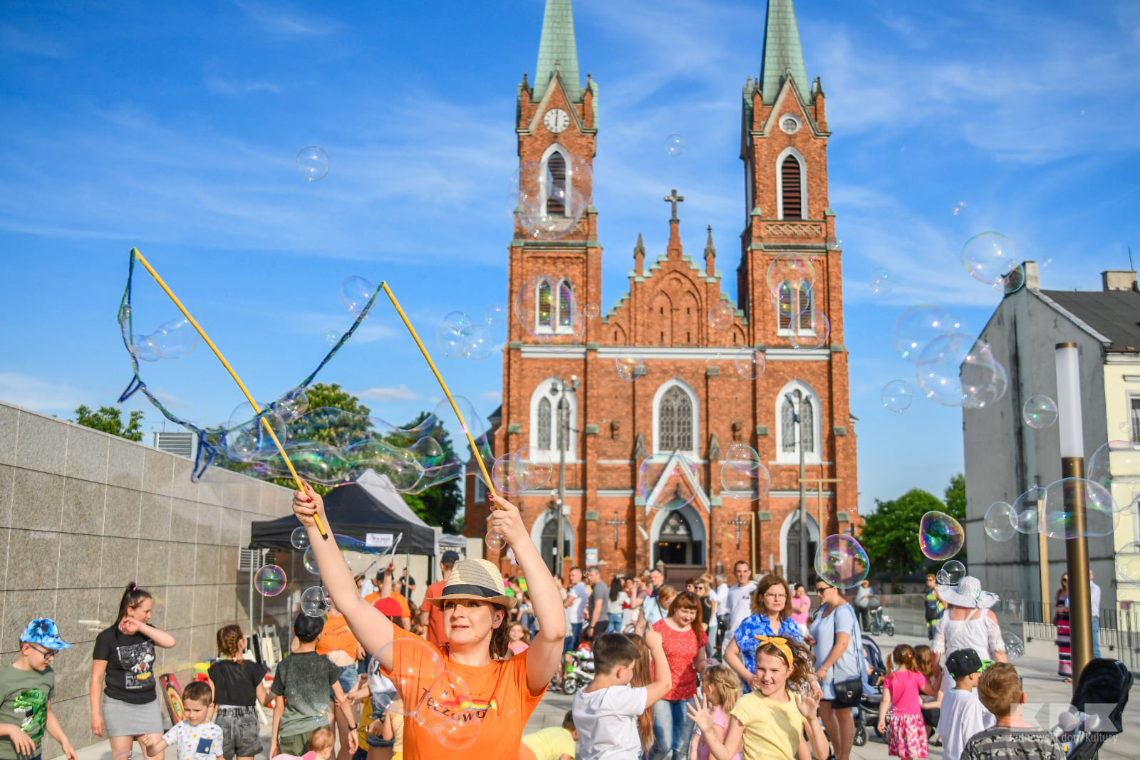 Tęczowo na kutnowskim Placu Wolności. Były gry i zabawy dla dzieci - Zdjęcie główne