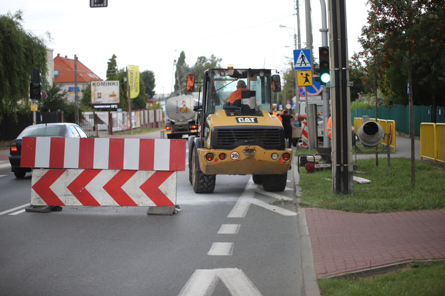 Na Łęczyckiej w Kutnie trwają prace - wymienianie są włazy studzienek (zdjęcie z 18.08.2021)