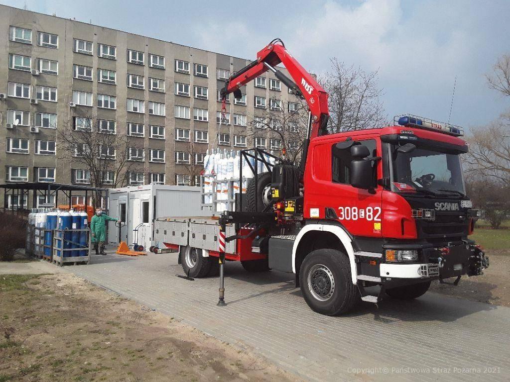 [ZDJĘCIA] Strażacy z Łodzi przywożą tlen do Kutna. Będzie podawany chorym na COVID-19 - Zdjęcie główne