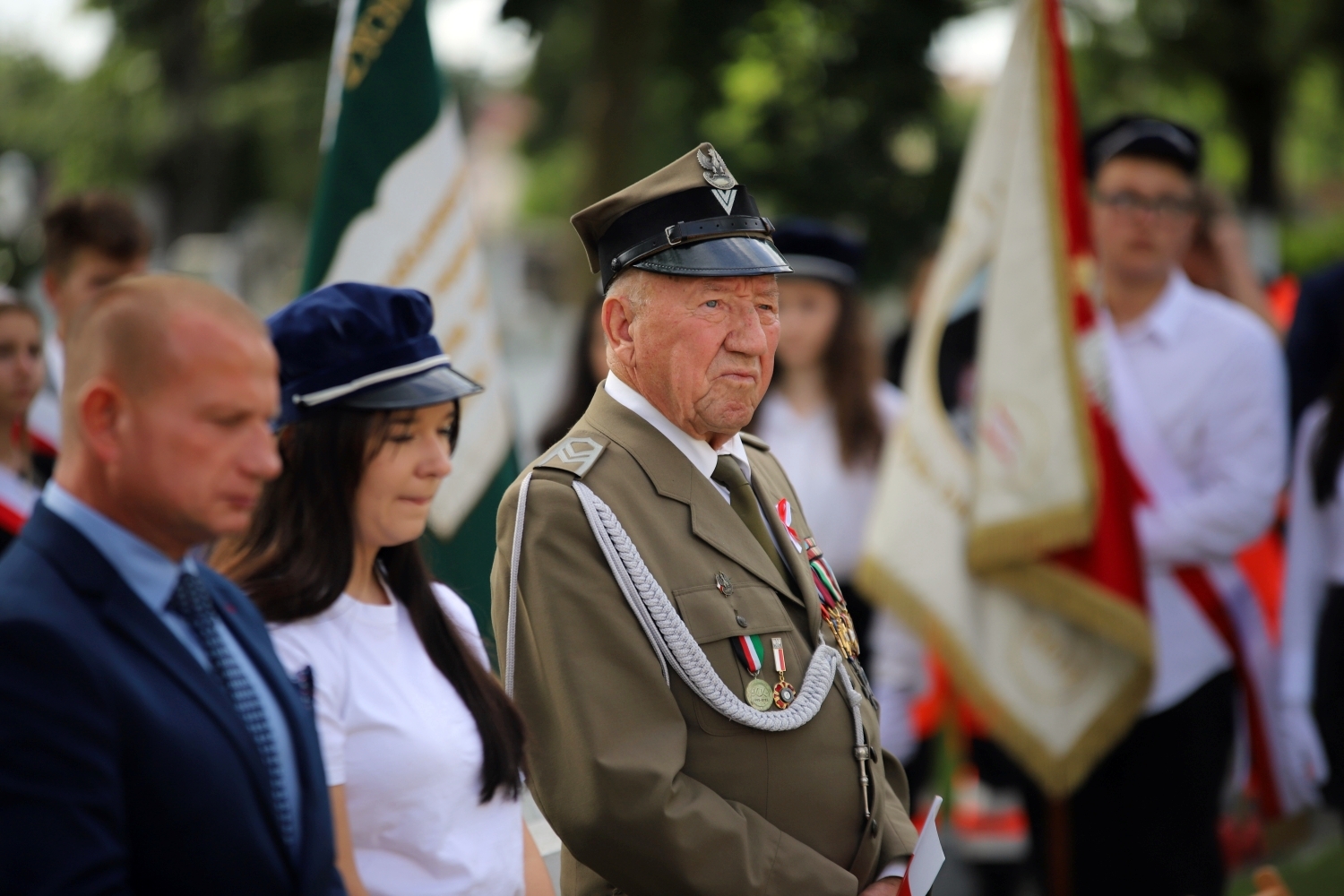 Przy pomniku poległych harcerzy i żołnierzy Wojska Polskiego zebrały się władze Powiatu Kutnowskiego, poczty sztandarowe i delegacje powiatowych służb, instytucji i szkół i placówek