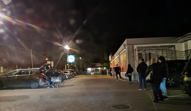 [WIDEO] Tego jeszcze w Kutnie nie było! Ogromne kolejki pod sklepami... w nocy - Zdjęcie główne