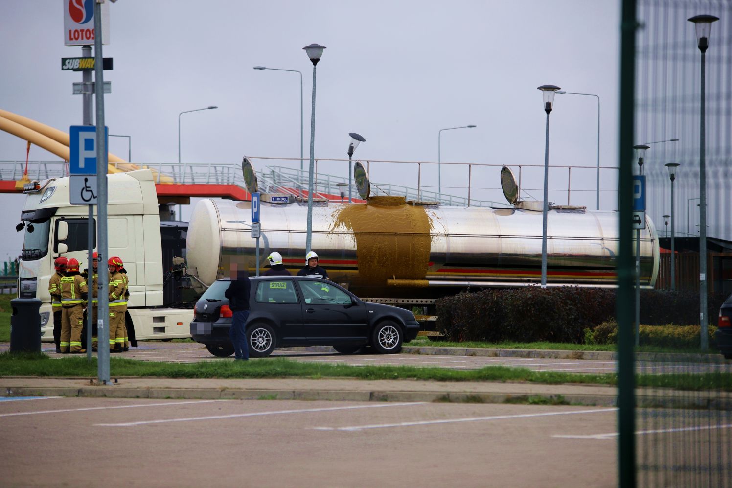 Na autostradzie A1 pod Kutnem doszło do wycieku z cysterny. Na MOP zadysponowano kilka zastępów straży