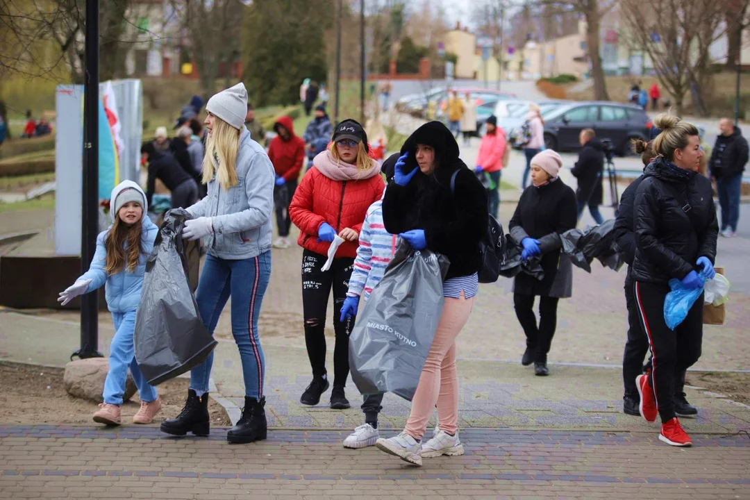 Uchodźcy z Ukrainy wspólnie wysprzątali Park Traugutta w Kutnie