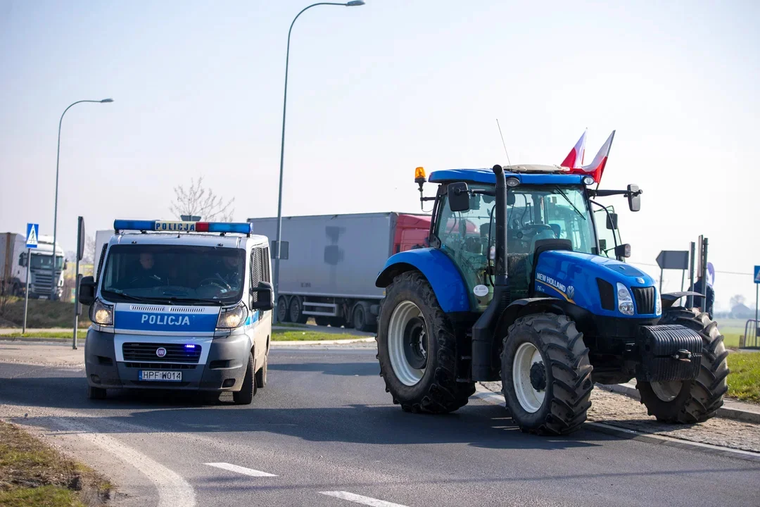 Chciał ominąć blokadę i wjechał w protestującego rolnika. Sprawę wyjaśnia policja - Zdjęcie główne