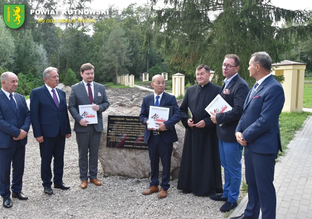 Rocznica Porozumień Sierpniowych w Głogowcu. Odsłonięto pamiątkową tablicę na cześć wietnamskiego darczyńcy [ZDJĘCIA] - Zdjęcie główne