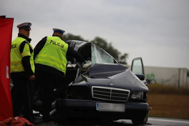 Tragiczny wypadek na DK 92 w Pomarzanach. Jedno z aut było niesprawne, diagnosta usłyszał zarzuty