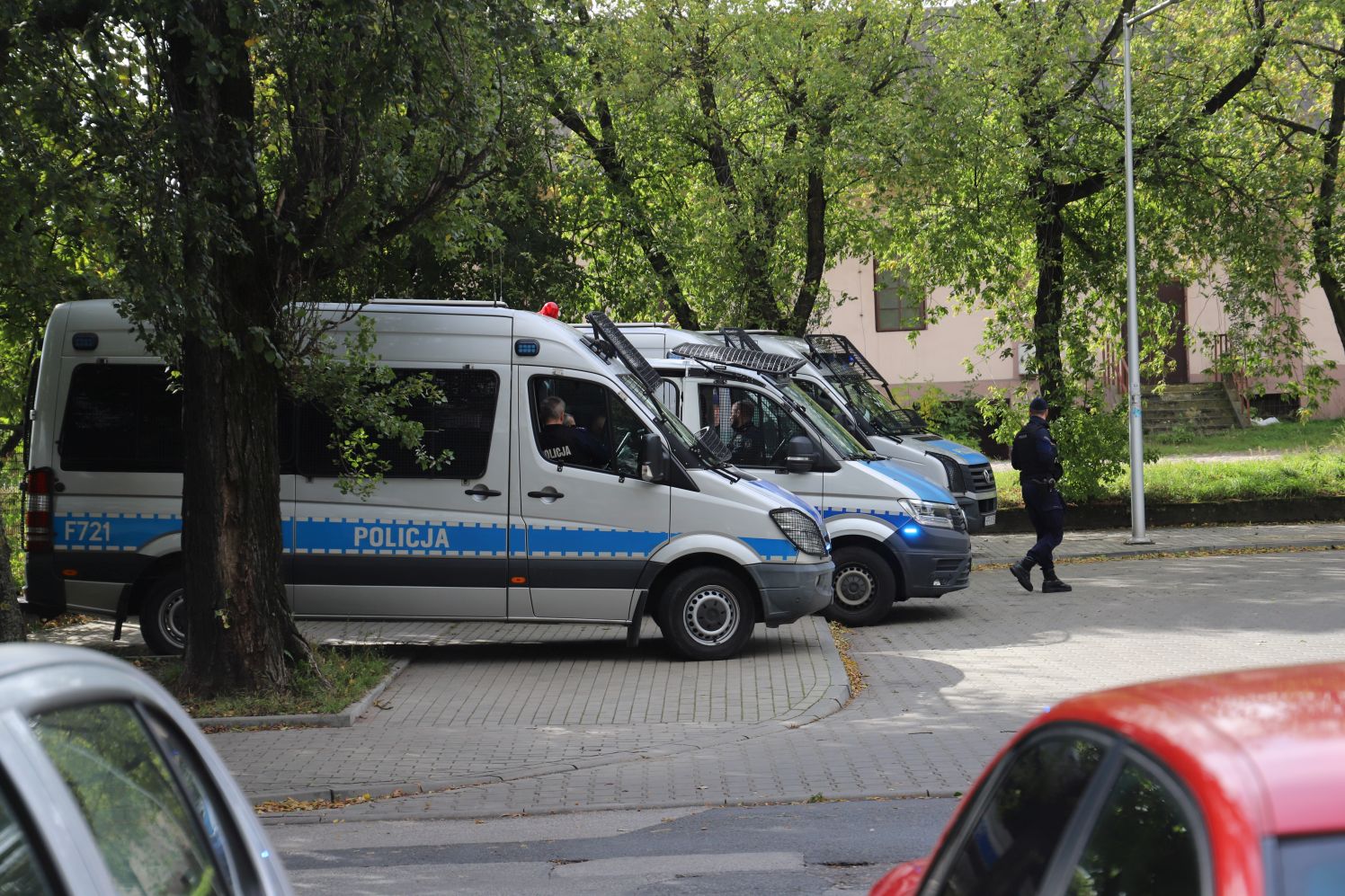 Przy dworcu w Kutnie zaroiło się od policjantów, którzy zabezpieczali przejazd kibiców poznańskiego Lecha