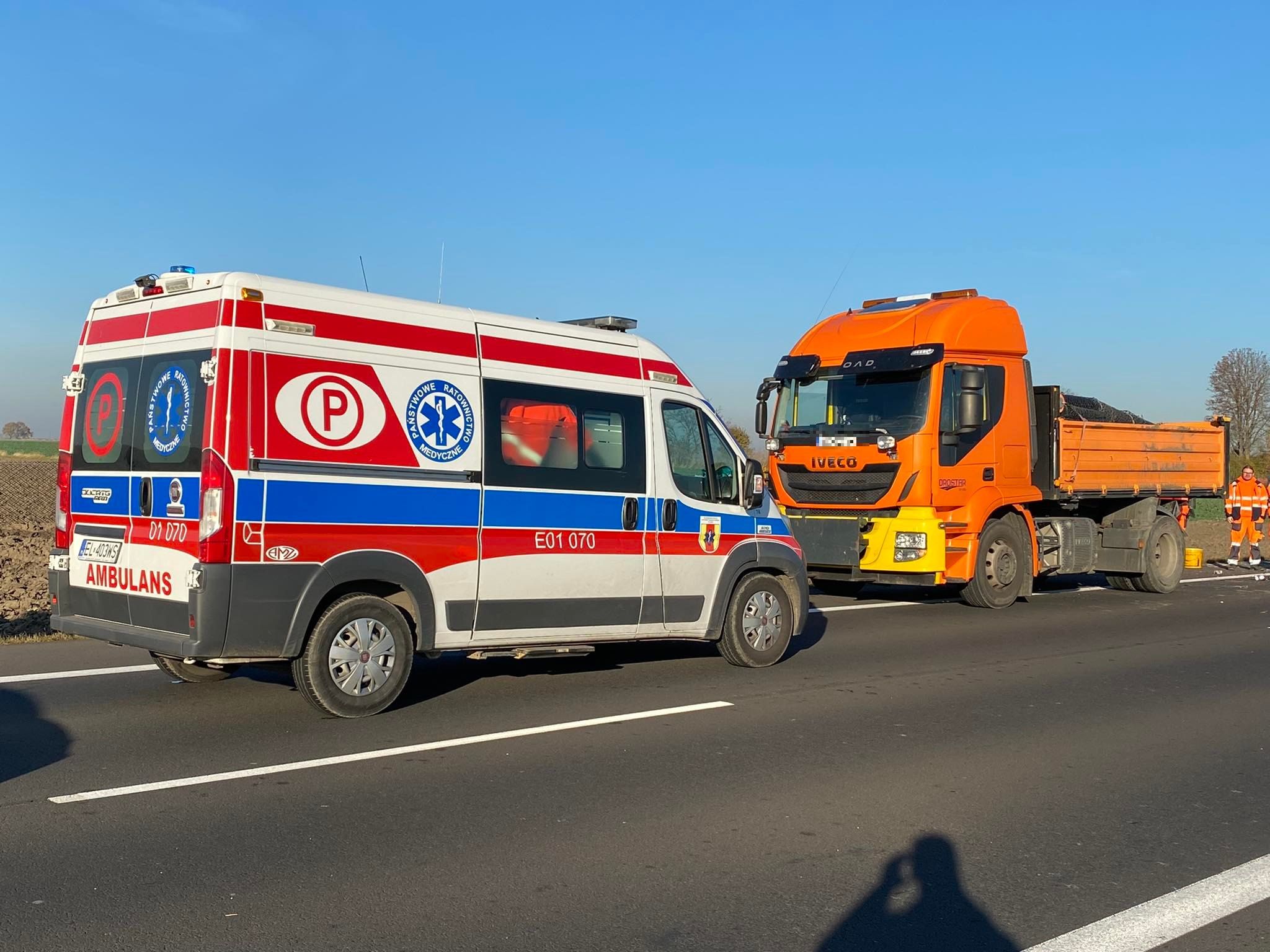 Groźny wypadek pod Kutnem. Samochód osobowy wjechał w ciężarówkę