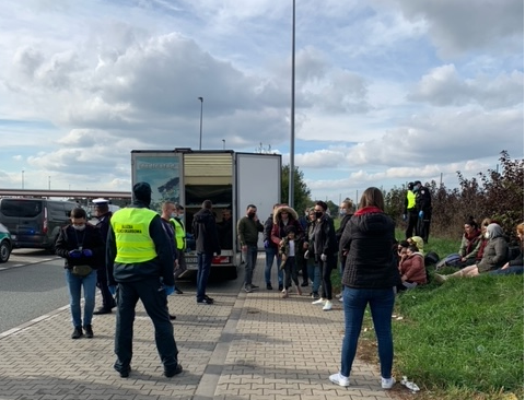 Wiózł 29 nielegalnych migrantów! Wpadł na autostradzie w naszym regionie [ZDJĘCIA]  - Zdjęcie główne