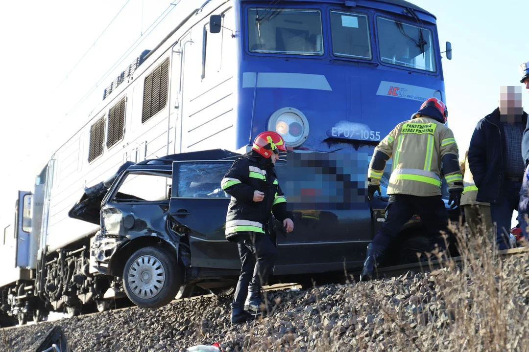 Policja, straż i PKP PLK komentują śmiertelny wypadek z udziałem samochodu i pociągu do którego doszło pod Kutnem