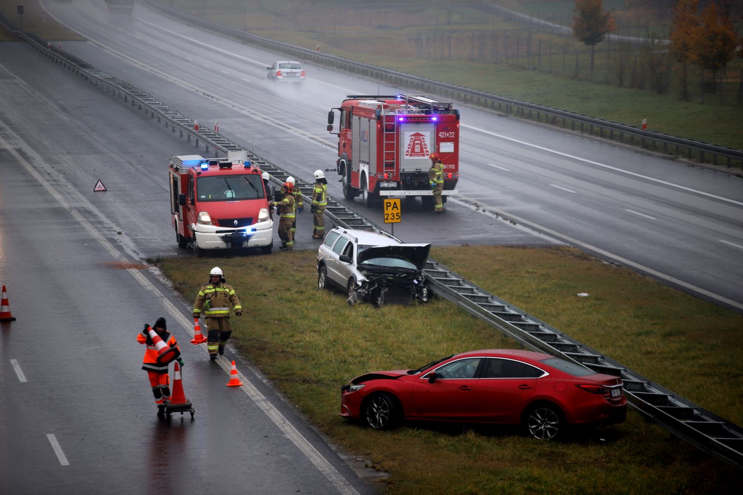 Akcja służb na autostradzie pod Kutnem. Zderzyły się dwie osobówki