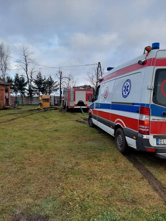 Strażacy z powiatu kutnowskiego pomogli załodze karetki, która zakopała się w błocie