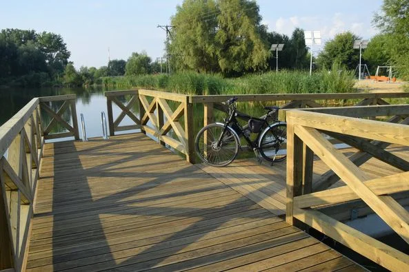 Władze Łęczycy chciałby utworzyć kąpielisko nad zalewami miejskimi. Tymczasem już pojawiło się tam nowe molo