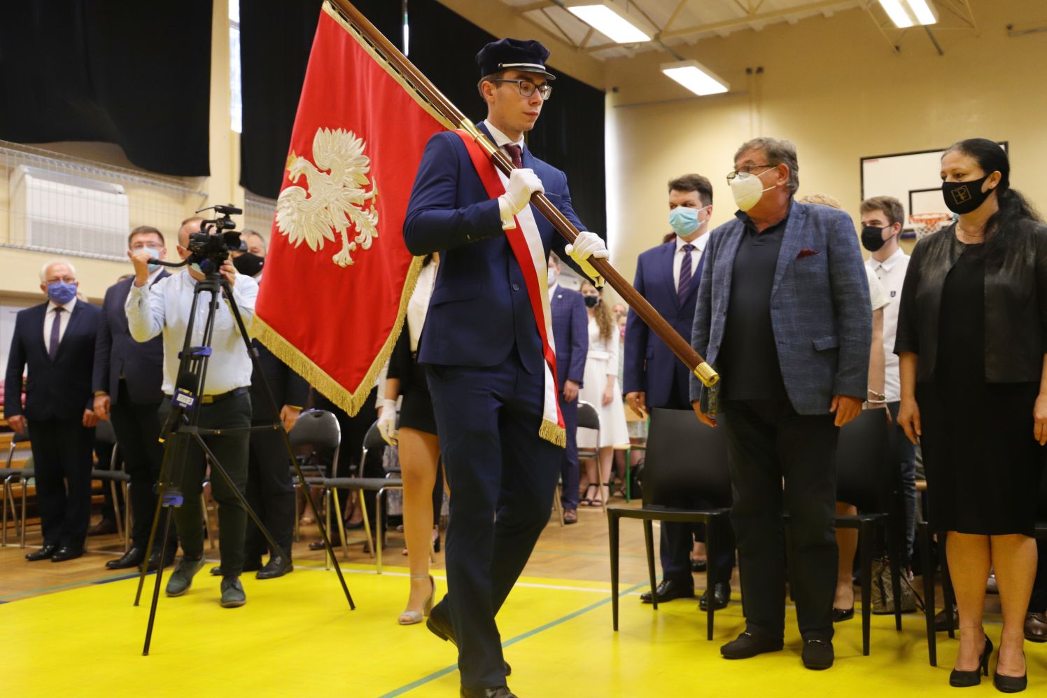 W kutnowskim I Liceum Ogólnokształcącym wiceminister Rzymkowski wręczył odznaczenia nauczycielom, a dyrekcja nagrody uczniom