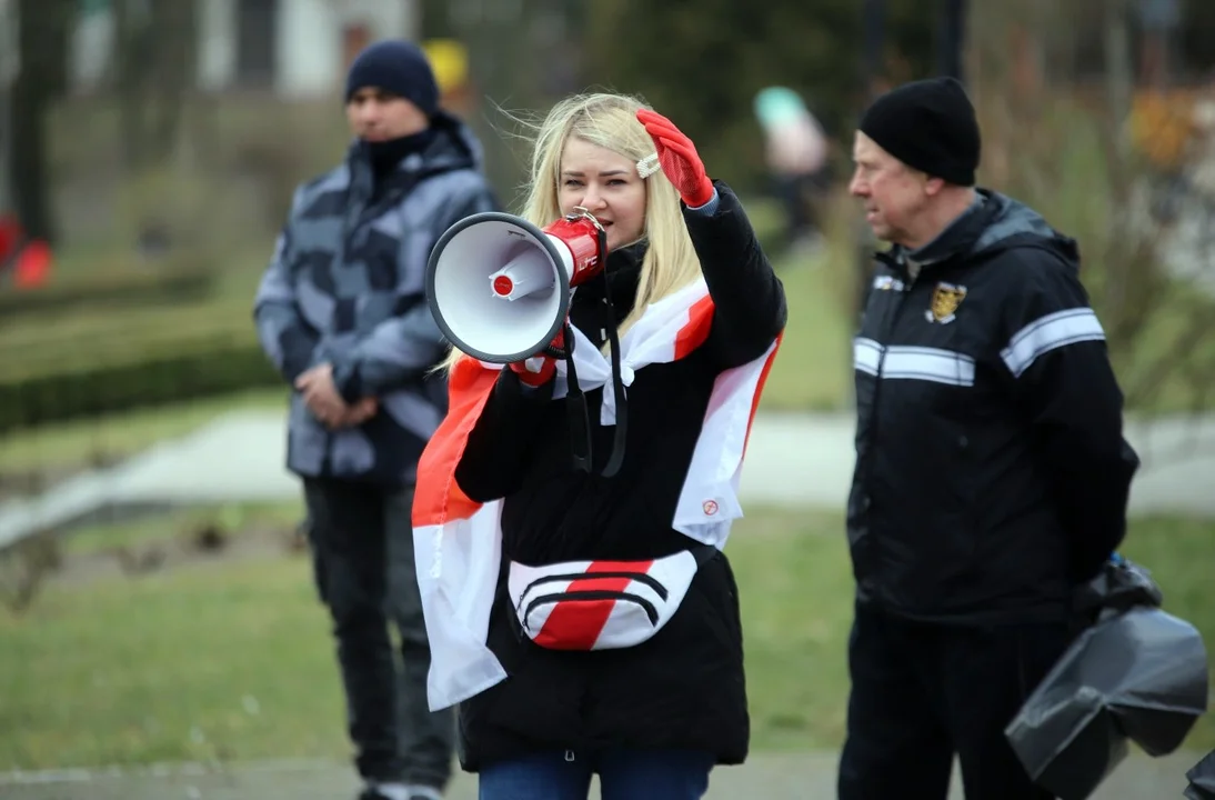 Uchodźcy z Ukrainy wspólnie wysprzątali Park Traugutta w Kutnie