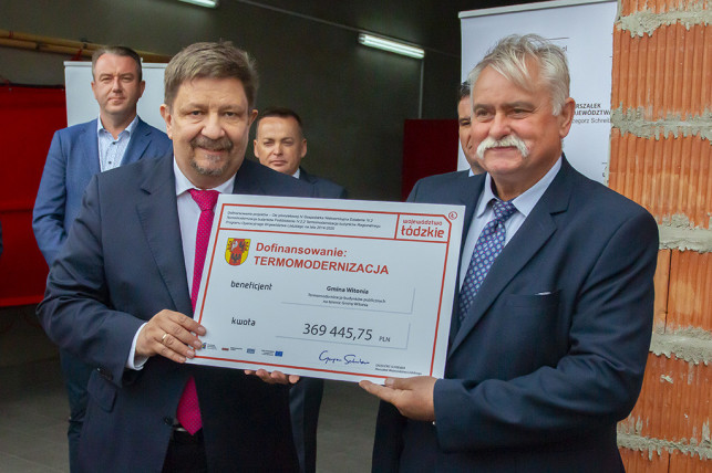 [FOTO] Marszałek wręczył czek, gmina dostanie kilkaset tysięcy. Wójt zainwestuje w... - Zdjęcie główne