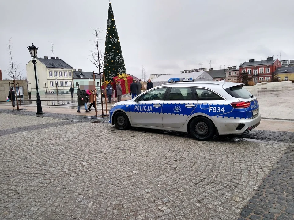 Fontanna na kutnowskim Placu Wolności została uszkodzona przez kierowcę samochodu dostawczego. To kolejny taki incydent