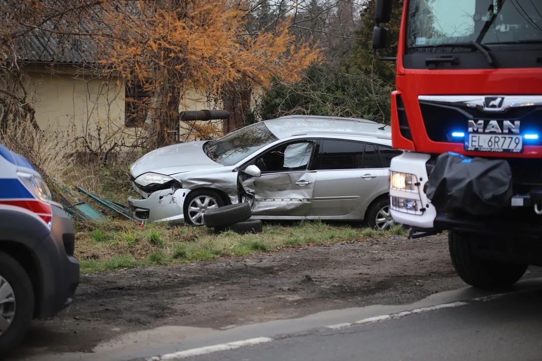 Pod Kutnem doszło do wypadku, na drodze krajowej trwa akcja służb