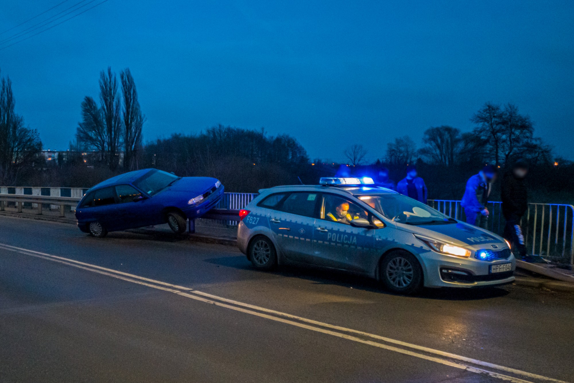 Kolizja na ulicy Troczewskiego w Kutnie. Auto wbiło się w bariery.