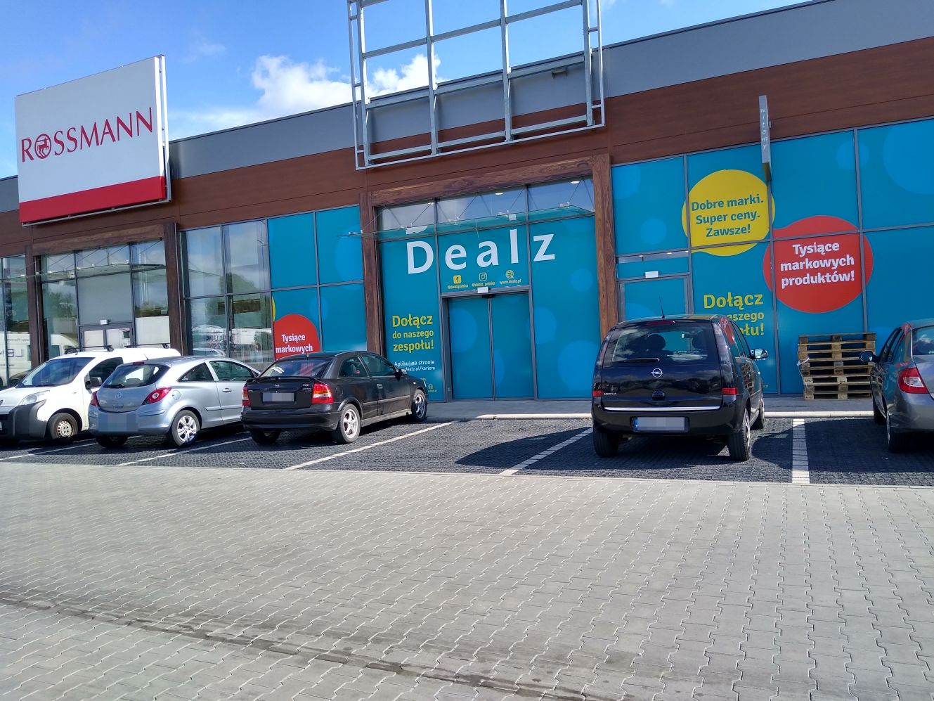 W pasażu S1 przy Żwirki i Wigury otworzy się nowy sklep Dealz