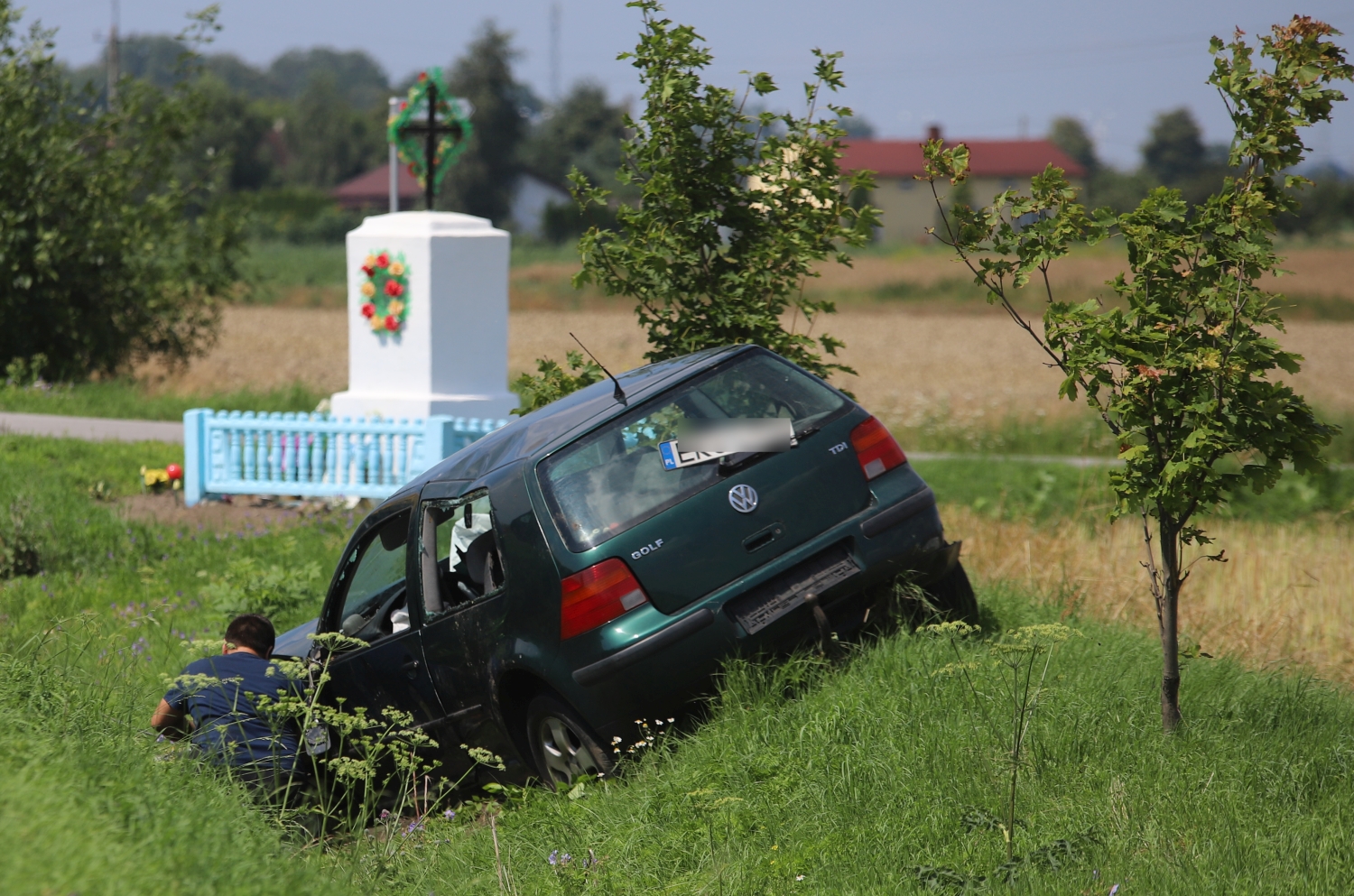 Pod Kutnem kierowca samochodu osobowego wpadł do rowu