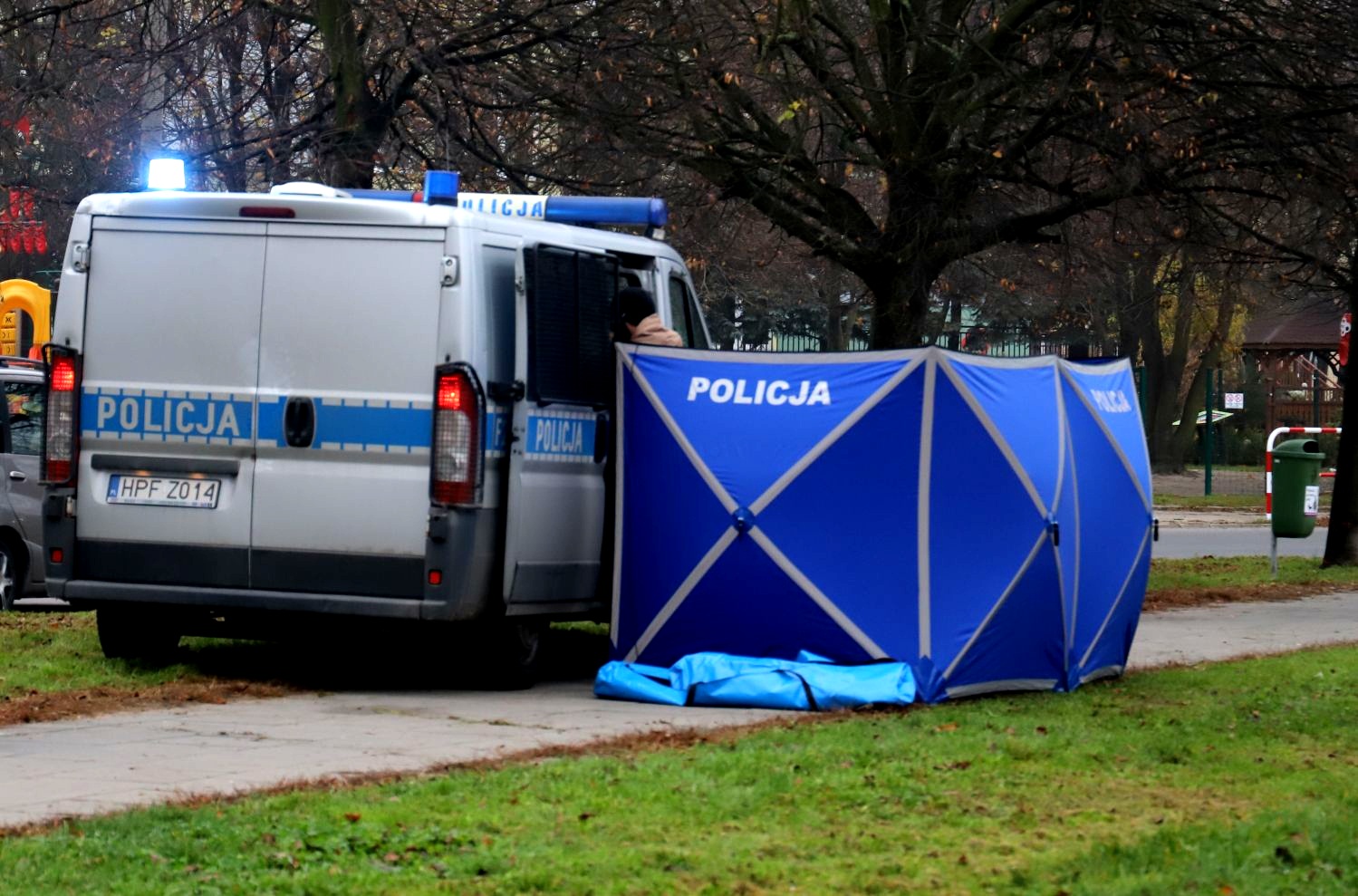 Tragedia na osiedlu. Mężczyzna zmarł na chodniku [ZDJĘCIA] - Zdjęcie główne