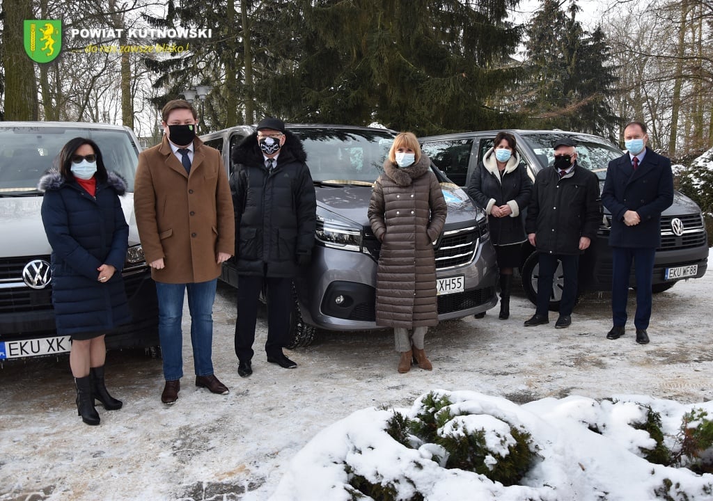 [ZDJĘCIA] Już są! Powiat przekazał specjalne auta dla DPS-ów - Zdjęcie główne