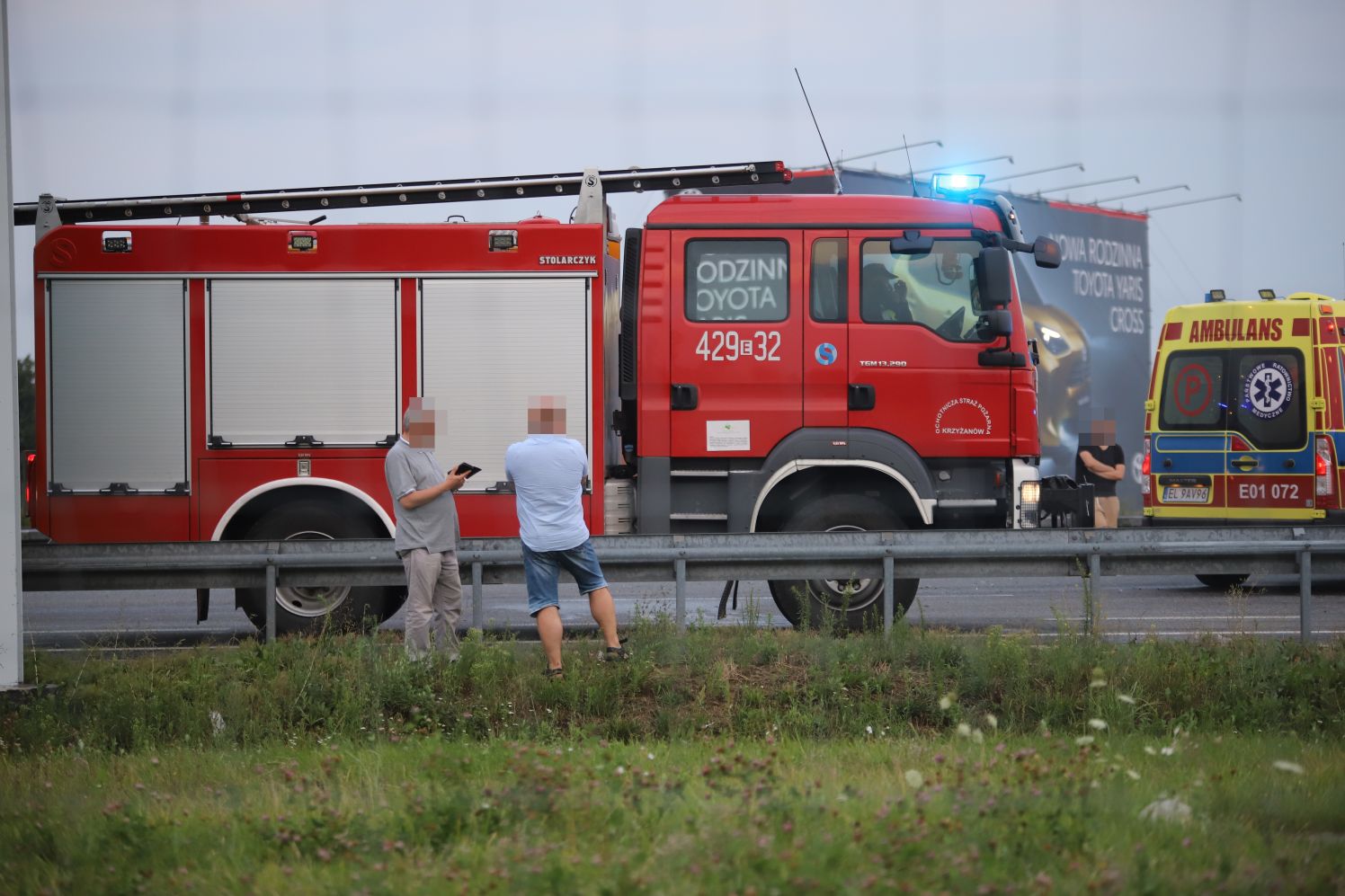 Na autostradzie pod Kutnem samochód zderzył się z ciężarówką, wśród poszkodowanych dziecko, lądował śmigłowiec