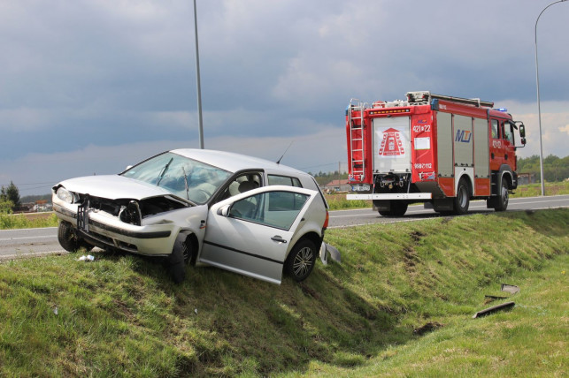 [ZDJĘCIA] Kraksa przy wjeździe na autostradę. Na miejscu policja, straż i pogotowie - Zdjęcie główne