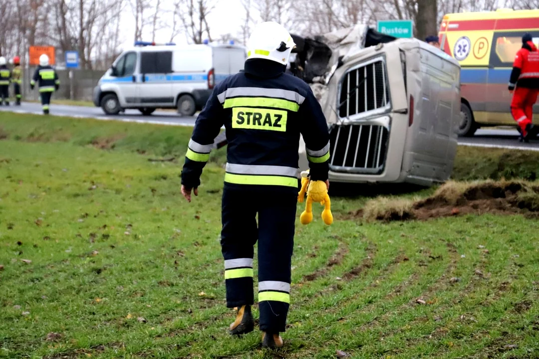 W wyniku wypadku na drodze Kutno-Piątek-Zgierz-Łódź poszkodowanych zostało kilka osób, w tym dzieci. Lądował śmigłowiec pogotowia