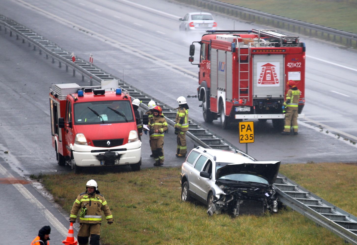 Akcja służb na autostradzie pod Kutnem. Zderzyły się dwie osobówki